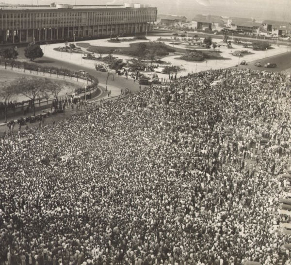 Multidão no funeral de Getúlio Vargas, momento marcante da década de 1950 no Brasil.
