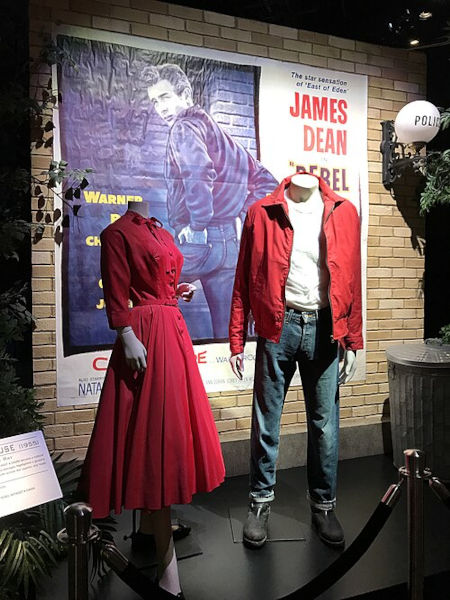 Manequins com roupas da moda nos anos 50, figurino do filme “Juventude transviada”. [imagem_principal]