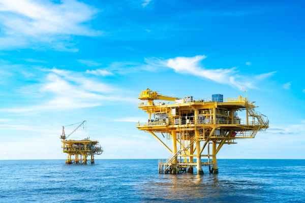 Plataformas de extração de petróleo e de gás natural, local onde ocorre extrativismo mineral.