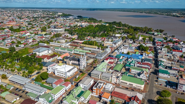 ista de cima da cidade de Paramaribo, capital do Suriname.