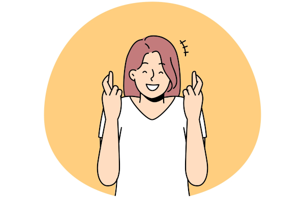 Mulher cruza os dedos para que tenha sorte, um exemplo superstição.