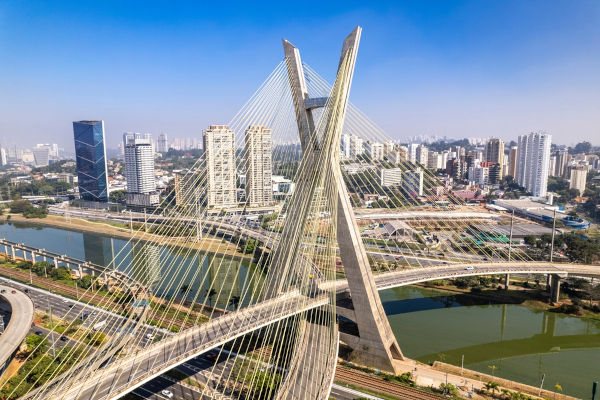 Vista panorâmica de São Paulo, cidade global do Brasil, do alto de um viaduto.