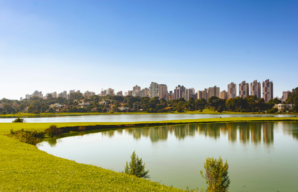 Parque Barigui, em Curitiba (PR), planejado para armazenar o excesso de água do Rio Barigui durante as cheias.