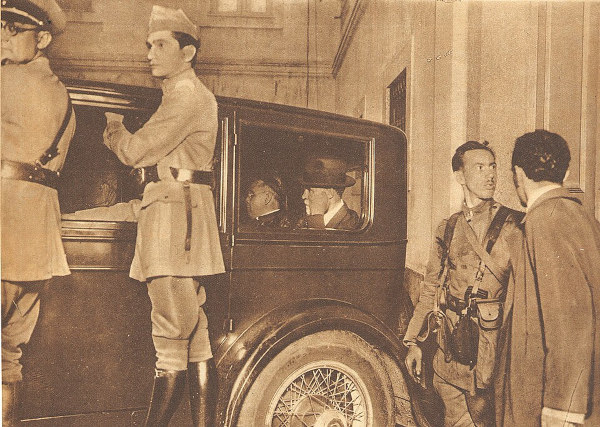 ashington Luís dentro de um veículo, cercado por militares, quando foi deposto na Revolução de 1930.