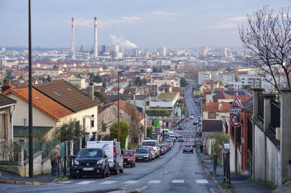 Cidade suburbana na França evidenciando o que é subúrbio.