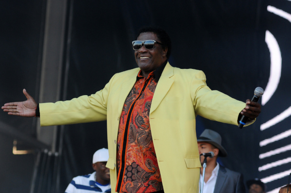 Fotografia de Tony Tornado, um cantor e ator brasileiro.  [imagem_principal]