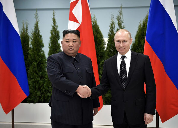 Kim Jong-Un e Vladimir Putin apertando as mãos, líderes de países considerados ditaduras.