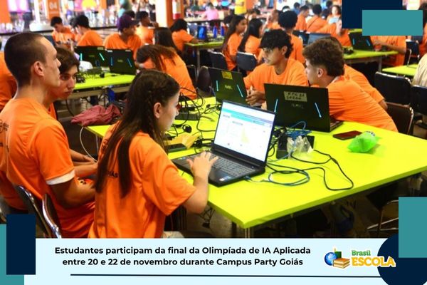 Estudantes em mesas de computadores