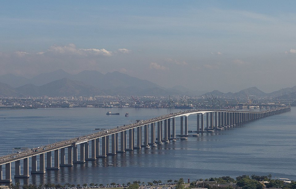 Ponte Rio-Niterói, no RJ, um dos projetos de infraestrutura da fase do milagre econômico brasileiro.[1]