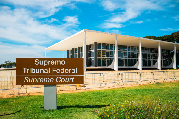 Placa em frente a sede do STF, órgão que julgou o marco temporal inconstitucional.