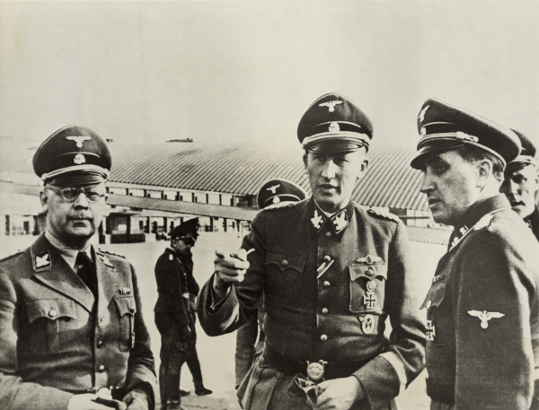 Três nazistas em uma fotografia, entre eles, Himmler e Heydrich, responsáveis pela Solução Final.