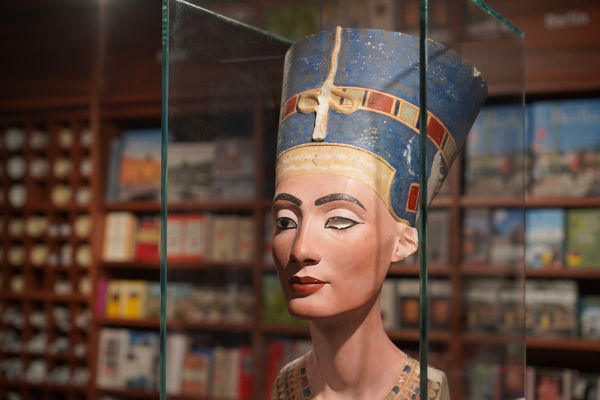Busto de Nefertiti, rainha do Egito, exposto em um museu, na Alemanha. [imagem_principal]