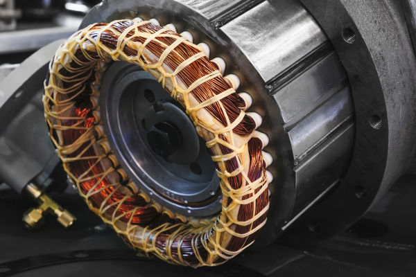 Moto feito com ímã permanente produzido a partir do lantanídeo neodímio.