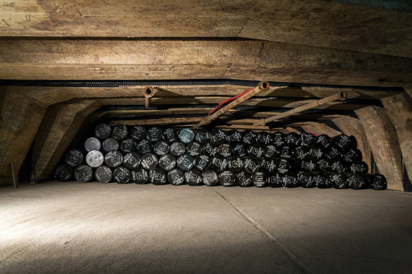 Recipientes com lixo nuclear acondicionados em instalação subterrânea.