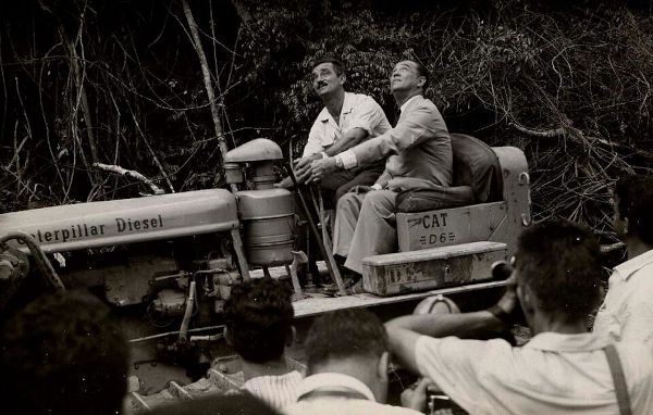 Presidente Juscelino Kubitschek em trator na construção da Estrada Belém-Brasília, em 1957