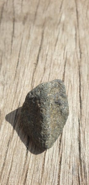 Um diamante carbonado, também chamado de diamante negro.