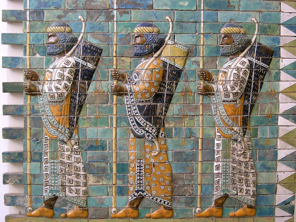 Comandantes do exército do Império Persa (Pérsia) representados em um mural.