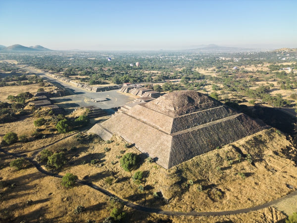 Vista da Pirâmide da Lua e da Avenida dos Mortos em Teotihuacan.