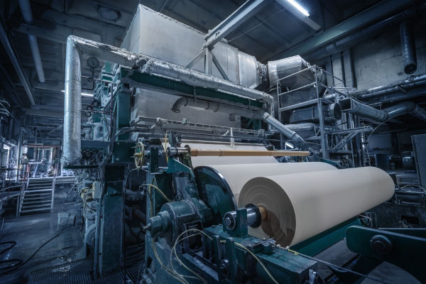 Produção de papel, na qual se observa a principal aplicação comercial da celulose