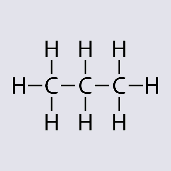 Propano, o alcano de tr&ecirc;s carbonos e com cadeia normal cuja nomenclatura &eacute; feita a partir de sua estrutura.
