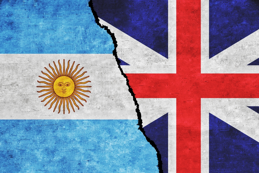 Bandeiras da Argentina e do Reino Unido divididas por uma rachadura, simbolizando a Guerra das Malvinas.