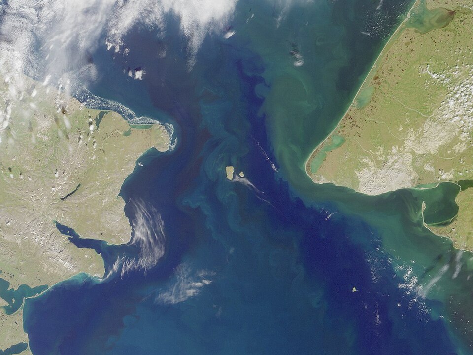 Imagem de satélite mostra o Estreito de Bering com as Ilhas Diomedes no centro.  