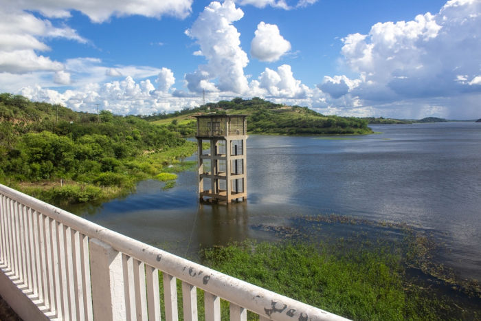 Torre em açude, no Nordeste, região afetada pela indústria da seca.