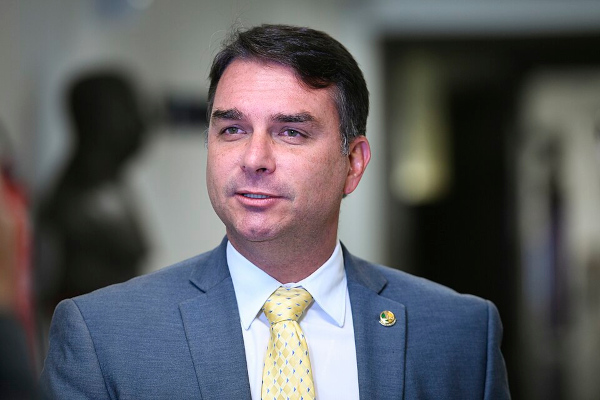 Flávio Bolsonaro com terno.