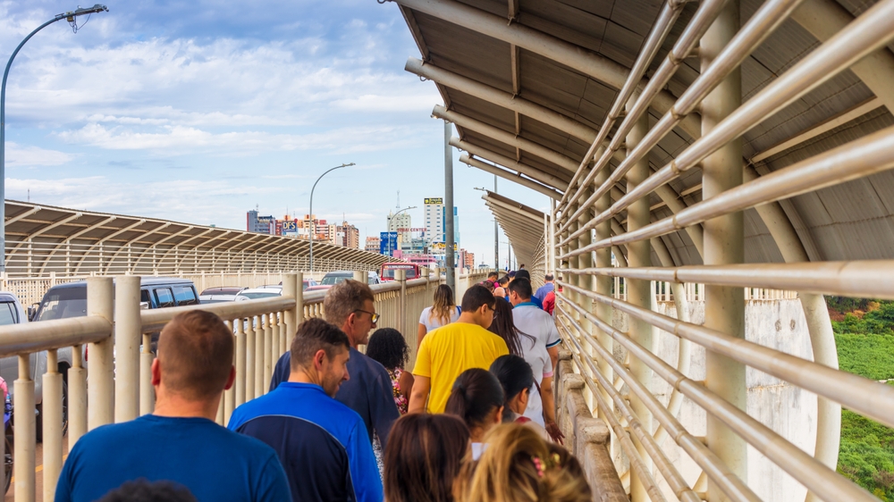 Pedestres atravessando a Ponte da Amizade.