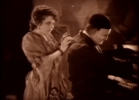 Cena da adaptação de “O Fantasma da Ópera” de 1925 do momento em que Christine tira a máscara de Erik.