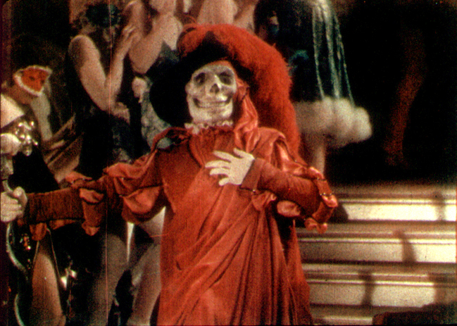 O Fantasma da Ópera fantasiado de Morte Vermelha, inspirado no conto homônimo de Edgar Alan Poe, na adaptação de 1925.