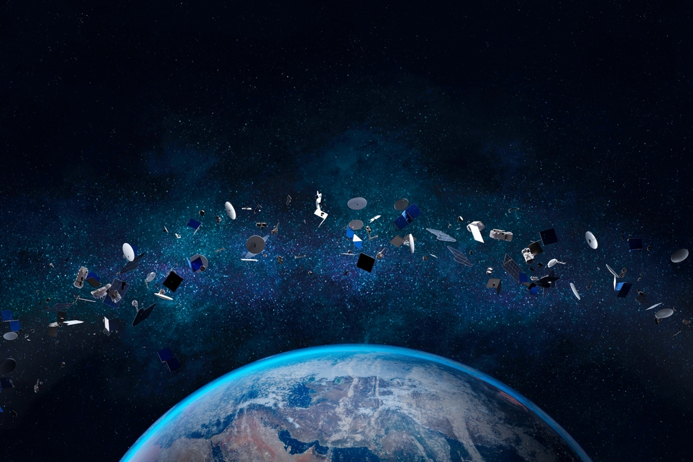 Pedaços de satélite orbitando a Terra em alusão à origem do lixo espacial.