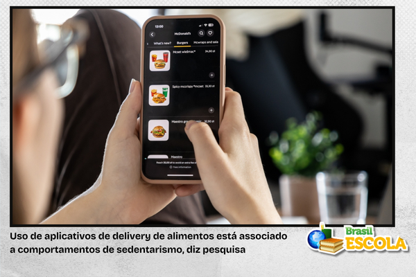 Pessoa fazendo pedido de comida no celular