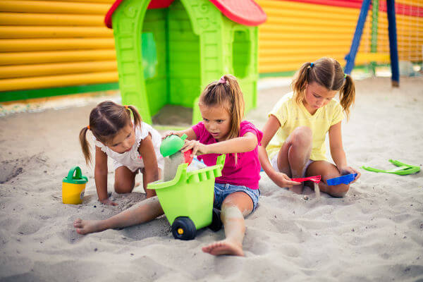Os parquinhos com areia são uma diversão para as crianças, mas podem esconder uma série de doenças.