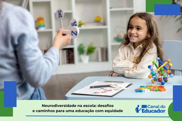 Criança em sala com pessoa mostrando letras