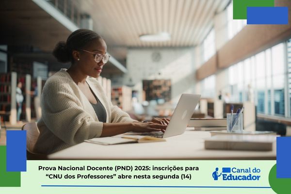 Mulher preta em sala de estudos