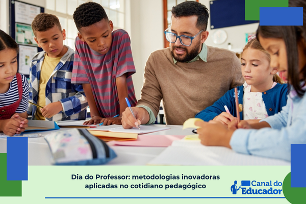 Dia do professor metodologias inovadoras Foto de professor em sala de aula com alunos. Texto: título da notícia