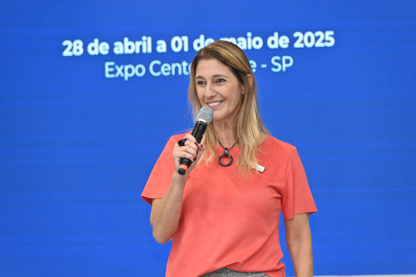 Adriana Martinelli, diretora de conteúdo da Bett Brasil. Foto: Bett Brasil.