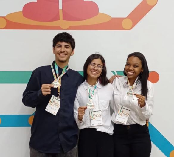 Estudantes com medalha de feira de ci&ecirc;ncias 