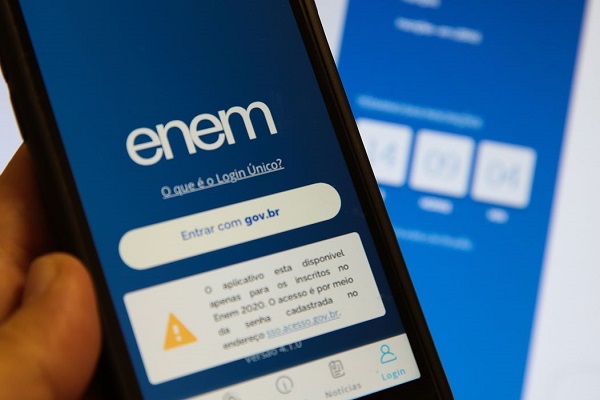 Tela de celular mostra página de inscrições do Enem
