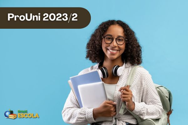Estudante negra com materiais escolares sorrindo Texto ProUni 2023/2 Perfil dos inscritos
