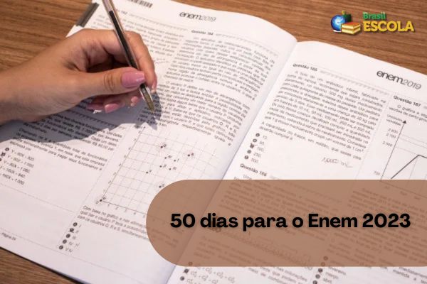 Mão de uma pessoa e o caderno de provas do Enem. Texto 50 dias para o Enem 2023