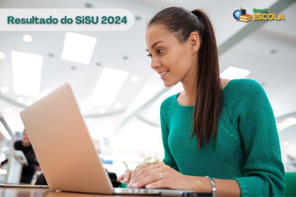 Estudante em computador, texto Resultado do SiSU 2024