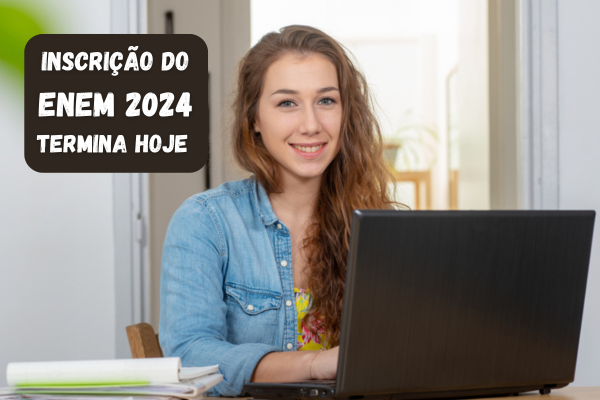 Estudante loira sorrindo com notebook em frente. Na imagem, está escrito: inscrição do Enem 2024 termina hoje