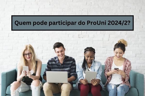 Estudante preto com cabelo crespo sorrindo em frente ao computador, texto Como fazer a inscrição no ProUni 2024/2