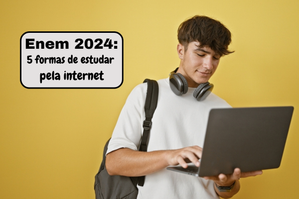 Estudante com mochila e fone de ouvido segurando notebook. Na imagem, está escrito: Enem 2024: 5 formas de estudar pela internet