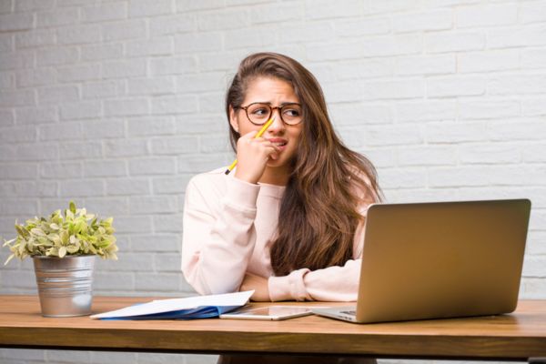 Mulher estudando com feição nervosa em referência à ansiedade no enem.