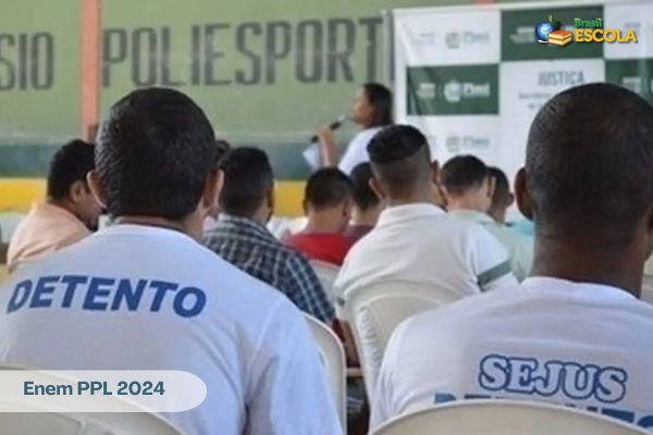 Homens com roupas de detentos assistindo a uma palestra. Texto na imagem: Enem PPL 2024.