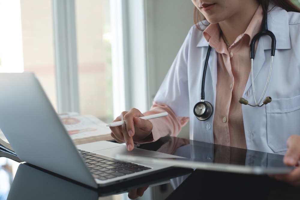 Imagem de uma mulher médica em alusão às mães aprovadas em medicina no Enem.