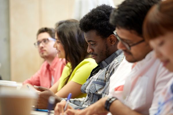 Jovens estudando em referência ao Sisu 2025.